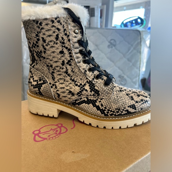 New in box snake print boots with fur size 10 - Picture 1 of 6